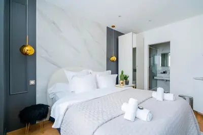 Un ou plusieurs lits dans un hébergement de l'établissement Luxurious Apartment with Stylish Design and Comfort - 104