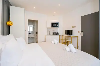 Un ou plusieurs lits dans un hébergement de l'établissement Luxurious Apartment with Stylish Design and Comfort - 104