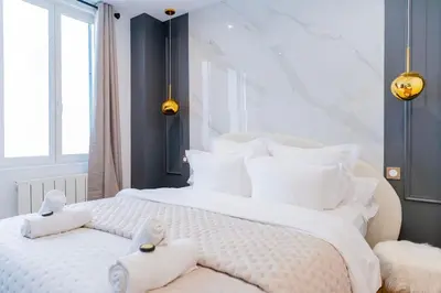 Un ou plusieurs lits dans un hébergement de l'établissement Luxurious Apartment with Stylish Design and Comfort - 104