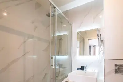 Salle de bains dans l'établissement Luxurious Apartment with Stylish Design and Comfort - 104