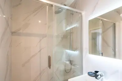 Salle de bains dans l'établissement Luxurious Apartment with Stylish Design and Comfort - 104