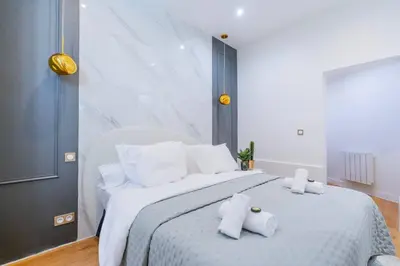 Un ou plusieurs lits dans un hébergement de l'établissement Luxurious Apartment with Stylish Design and Comfort - 105