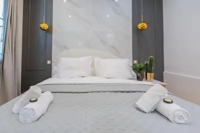 Un ou plusieurs lits dans un hébergement de l'établissement Luxurious Apartment with Stylish Design and Comfort - 105