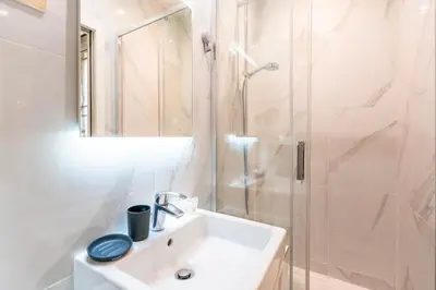 Salle de bains dans l'établissement Luxurious Apartment with Stylish Design and Comfort - 105