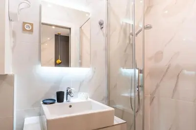 Salle de bains dans l'établissement Luxurious Apartment with Stylish Design and Comfort - 105