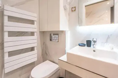 Salle de bains dans l'établissement Luxurious Apartment with Stylish Design and Comfort - 105