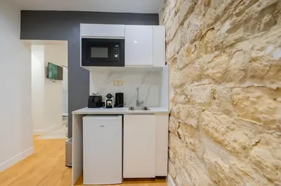 Cuisine ou kitchenette dans l'établissement Luxurious Apartment with Stylish Design and Comfort - 105