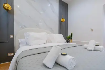 Un ou plusieurs lits dans un hébergement de l'établissement Luxurious Apartment with Stylish Design and Comfort - 105