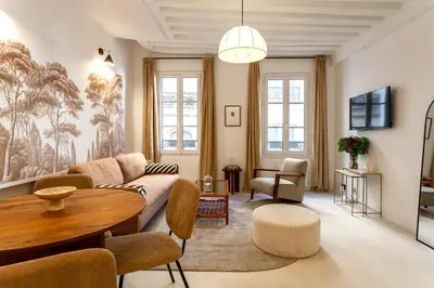 Télévision ou salle de divertissement dans l'établissement Habitat Parisien - Saint Sauveur Montorgueil