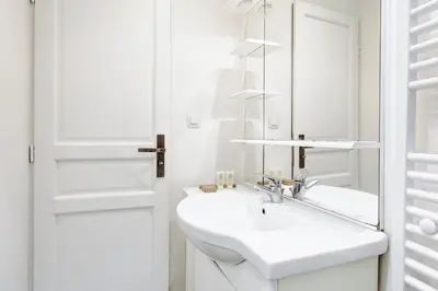 Salle de bains dans l'établissement Bluestay 222 - Appartement au centre de Paris