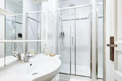 Salle de bains dans l'établissement Bluestay 222 - Appartement au centre de Paris