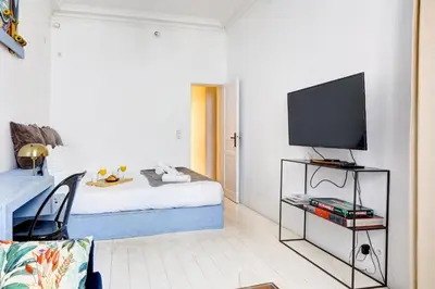 Télévision ou salle de divertissement dans l'établissement Bluestay 222 - Appartement au centre de Paris