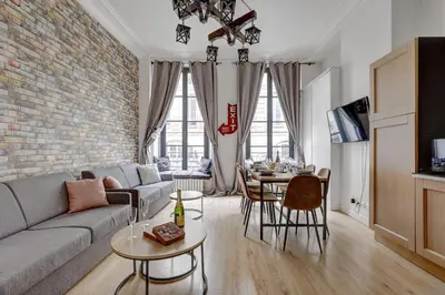 Télévision ou salle de divertissement dans l'établissement Bluestay 17 - Superbe Appartement au Cœur de Paris