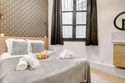 Un ou plusieurs lits dans un hébergement de l'établissement Bluestay 17 - Superbe Appartement au Cœur de Paris