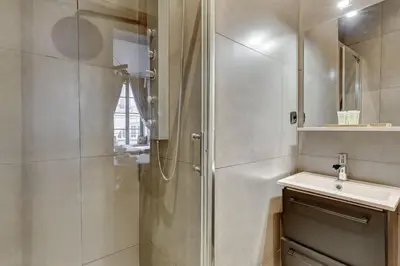 Salle de bains dans l'établissement Bluestay 17 - Superbe Appartement au Cœur de Paris