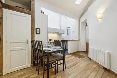 Cuisine ou kitchenette dans l'établissement Bluestay 131 - Charmant appartement à Paris