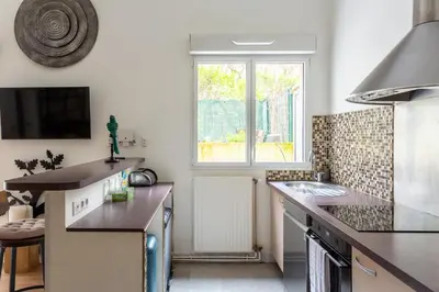 Cuisine ou kitchenette dans l'établissement Loft calme et accueillant Metro Hoche Paris
