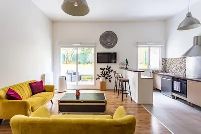 Cuisine ou kitchenette dans l'établissement Loft calme et accueillant Metro Hoche Paris