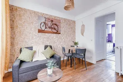 Coin salon dans l'établissement Charmant appartement de 2 pièces à Courbevoie