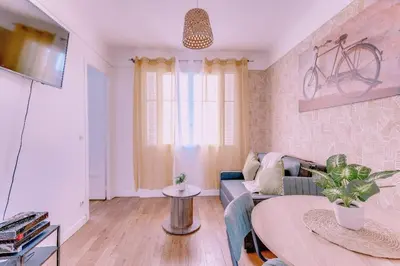 Coin salon dans l'établissement Charmant appartement de 2 pièces à Courbevoie