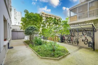 Jardin de l'établissement Charmant appartement de 2 pièces à Courbevoie