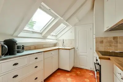 Cuisine ou kitchenette dans l'établissement Stunning duplex near Place de la Nation