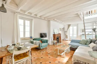 Télévision ou salle de divertissement dans l'établissement Stunning duplex near Place de la Nation