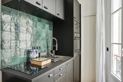 Cuisine ou kitchenette dans l'établissement Bluestay 9 - Charmant appartement à Paris 11