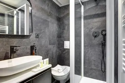 Salle de bains dans l'établissement Bluestay 52 - Superbe appartement à Paris 15