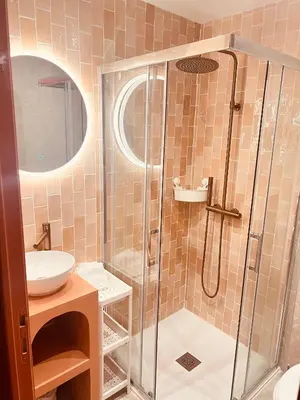 Salle de bains dans l'établissement Colisee