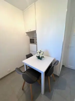 Cuisine ou kitchenette dans l'établissement Studio confortable proche Paris