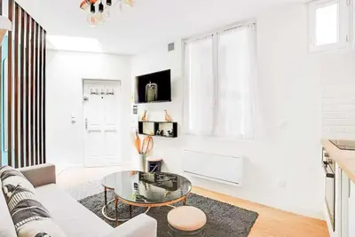 Télévision ou salle de divertissement dans l'établissement Cosy Apt - 2P - République - Marais