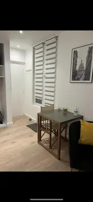 Coin salon dans l'établissement Appartement entier aux Abbesses - Montmartre - Flat in Montmartre