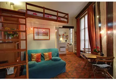 Coin salon dans l'établissement Studio convivial à Paris, 30 m² avec vue sur la ville