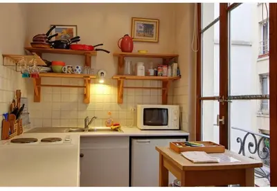 Cuisine ou kitchenette dans l'établissement Studio convivial à Paris, 30 m² avec vue sur la ville