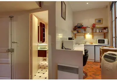 Cuisine ou kitchenette dans l'établissement Studio convivial à Paris, 30 m² avec vue sur la ville
