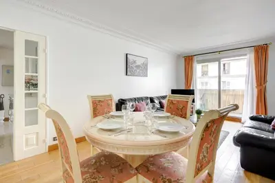 Coin salon dans l'établissement Élégance Parisienne, Vue Luxueuse Imprenable