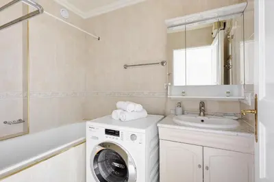 Salle de bains dans l'établissement Élégance Parisienne, Vue Luxueuse Imprenable