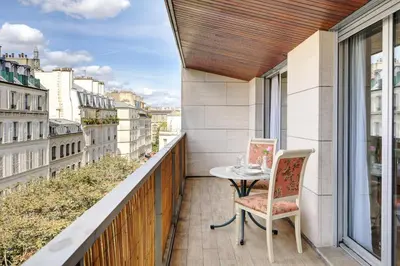 Balcon ou terrasse dans l'établissement Élégance Parisienne, Vue Luxueuse Imprenable
