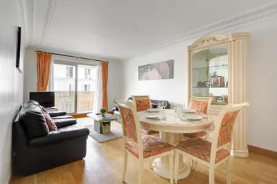 Coin salon dans l'établissement Élégance Parisienne, Vue Luxueuse Imprenable