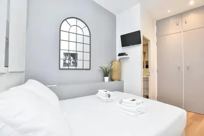 Un ou plusieurs lits dans un hébergement de l'établissement GoodGuest-Appartement Design et Cosy Batignolles