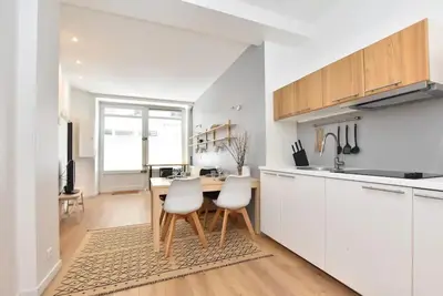 Cuisine ou kitchenette dans l'établissement GoodGuest-Appartement Design et Cosy Batignolles