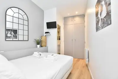 Un ou plusieurs lits dans un hébergement de l'établissement GoodGuest-Appartement Design et Cosy Batignolles