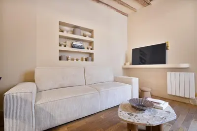 Télévision ou salle de divertissement dans l'établissement Appartement lumineux Marais 2 chambres