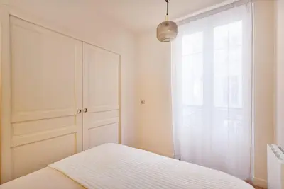 Un ou plusieurs lits dans un hébergement de l'établissement Appartement lumineux Marais 2 chambres