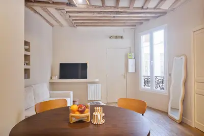 Télévision ou salle de divertissement dans l'établissement Appartement lumineux Marais 2 chambres
