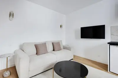 Télévision ou salle de divertissement dans l'établissement Pick A Flat's Apartment in Sentier-Montorgueil - Rue du Nil