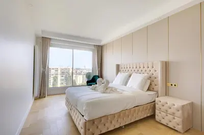 Un ou plusieurs lits dans un hébergement de l'établissement 101 Penthouse Royal à Paris avec Vue Imprenable sur la Tour Eiffel