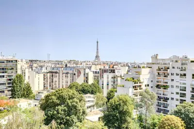 Vue générale sur Paris ou vue de la ville depuis l'appartement