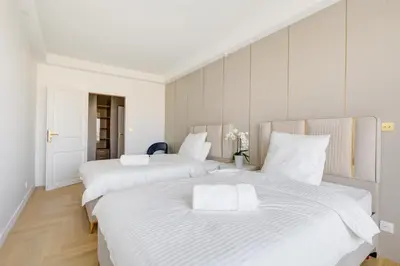 Un ou plusieurs lits dans un hébergement de l'établissement 101 Penthouse Royal à Paris avec Vue Imprenable sur la Tour Eiffel